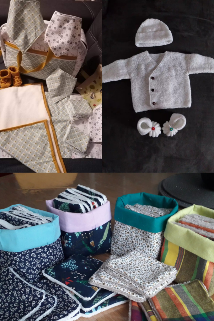 Montage de trois photos. En haut à gauche un sac à langer avec des accessoires. En haut à droite, un ensemble layette au tricot. En bas des panières avec les lingettes.