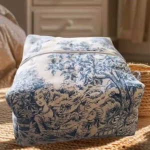 Trousse matelassée imprimée toile de Jouy bleu. Forme rectangulaire