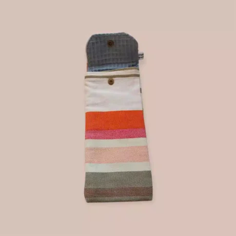 Etui brosse à dents rose ouvert intérieur bleu.