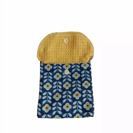 Pochette à savon bleu ouverte.