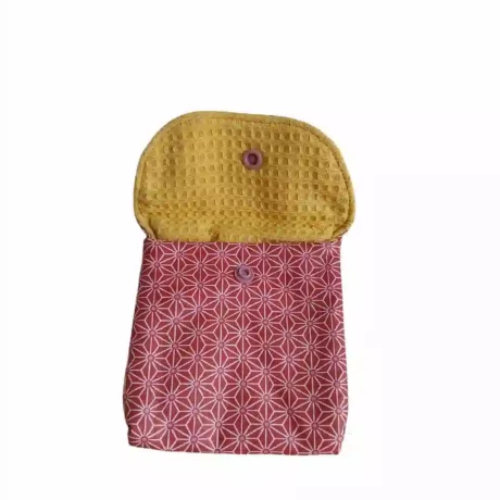 Pochette à savon rose -ouverte.