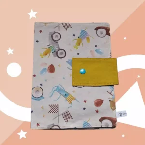 Protège carnet de santé en tissu imprimé vieilles voitures. Fermé par un rabat couleur moutarde et une pression bleu