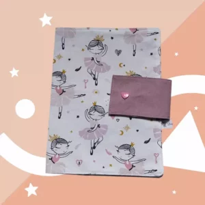 Protège carnet de sante fermé en tissu motif danseuses. Fermé par un rabat couleur mauve et une pression forme cœur