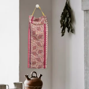 Sac à pain en tissu coton. Motif cachemire rose. Une lanière couleur moutarde pour l'accrocher.