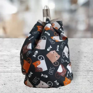 Sac polochon motifs chats sur fond noir.