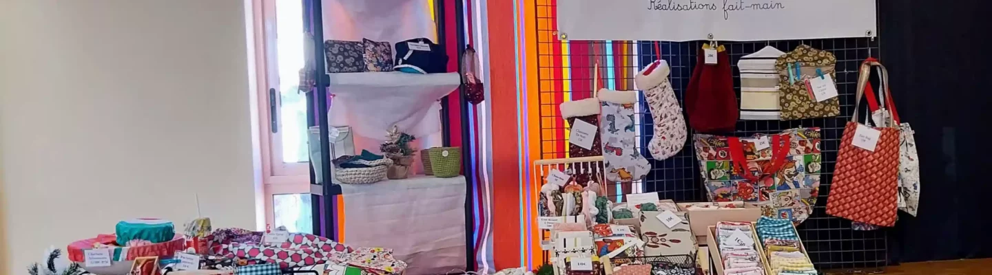 Stand avec les produits. Lingettes lavable, chaussettes de Noël, trousse