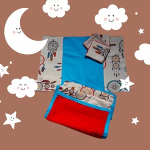 Pochette ouverte intérieur coton bleu avec trois compartiments. Tapis à langer côté éponge velours rouge et côté attrape rêve et trois lingettes avec les même tissus.