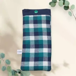 Etui à lunettes avec des carreaux blanc, bleu et vert. Fermeture avec une pression vert sur une bordure bleu.