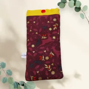 Etui à lunettes avec des cerfs et des feuilles sur un fond bordeaux. Fermeture par une pression rouge sur une bordure jaune