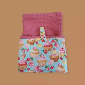 Torchon plié. Tissu motif cupcake et nid d'abeille framboise