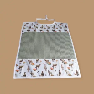Bavoir adulte avec liens au cou pour fermer En tissu coton imprimé avec des ânes et des paniers de fleurs sur le haut et le bas et éponge nid d'abeille vert pâle au centre