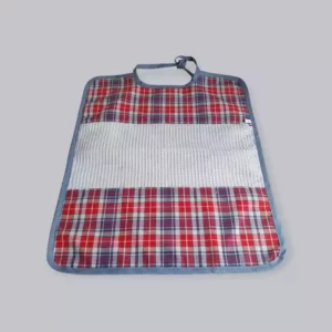 Bavoir adulte avec liens au cou pour fermer En tissu coton imprimé carreaux bleu et rouge sur le haut et le bas et éponge nid d'abeille gris claire au centre