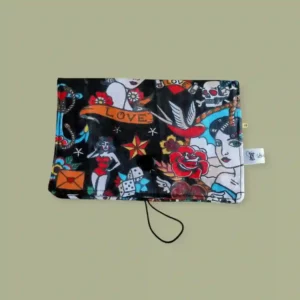 Blague à tabac fermé en tissu enduit avec des pin-up sur fond noir avec un élastique pour la fermeture