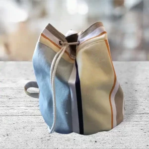 Sac bourse réalisé avec les véritable toile du soleil. Corde et œillets pour la fermeture.