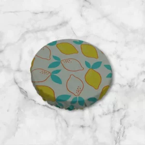 Charlotte alimentaire taille moyenne en tissu enduit motif citron avec feuille sur fond blanc