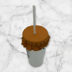 Charlotte pour verre avec passage pour la paille en tissu enduit couleur caramel