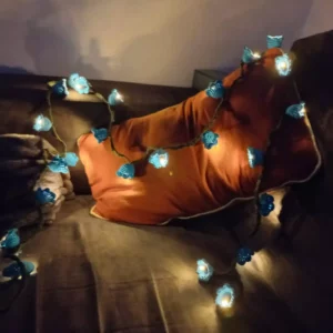 Guirlande de fleurs bleues au crochet lumineuse